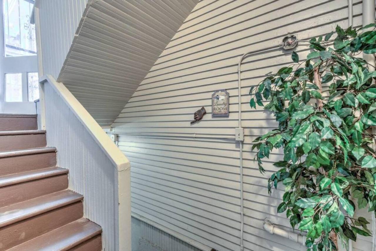 Classic Woodwork And Details In 1912 Colonial Memphis Exterior photo